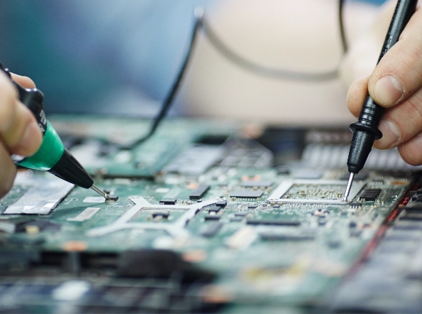 Inspeção e reparação de placa eletrónica para prevenir defeitos, medições incorretas, choques elétricos e riscos de ignição na produção industrial.
